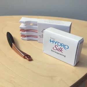 ✨ FREE ✨ Schick Hydro Silk Dermaplaning Wand